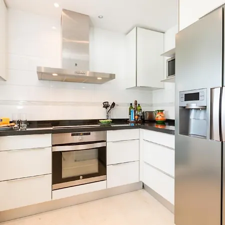 4 Bedroom Holiday Penthouse Near Puerto Banus, In Nueva Andalucia Appartement
